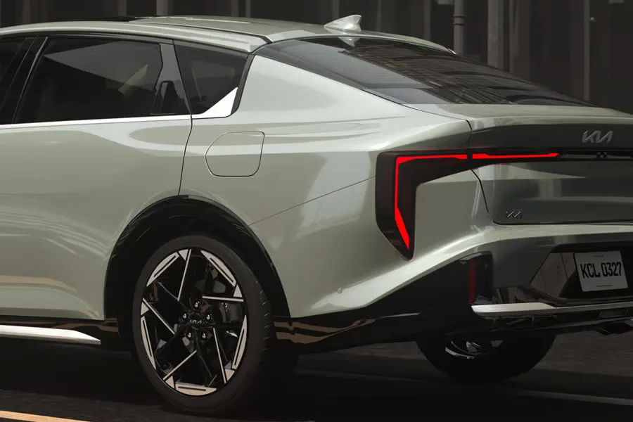 Detalle de la carrocería y la luz trasera del Kia K4 Sedán